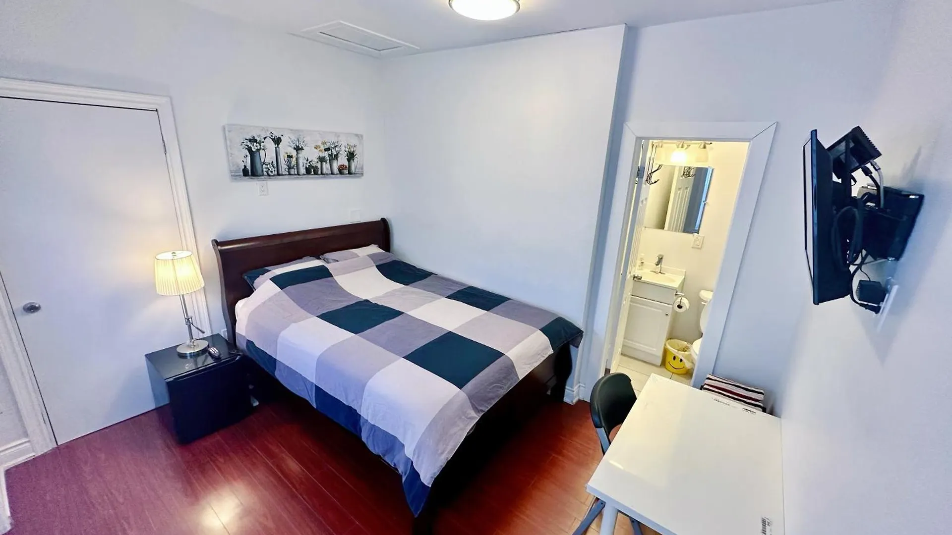 Downtown Toronto Private Suite With Ensuite Bath Separate Entrance