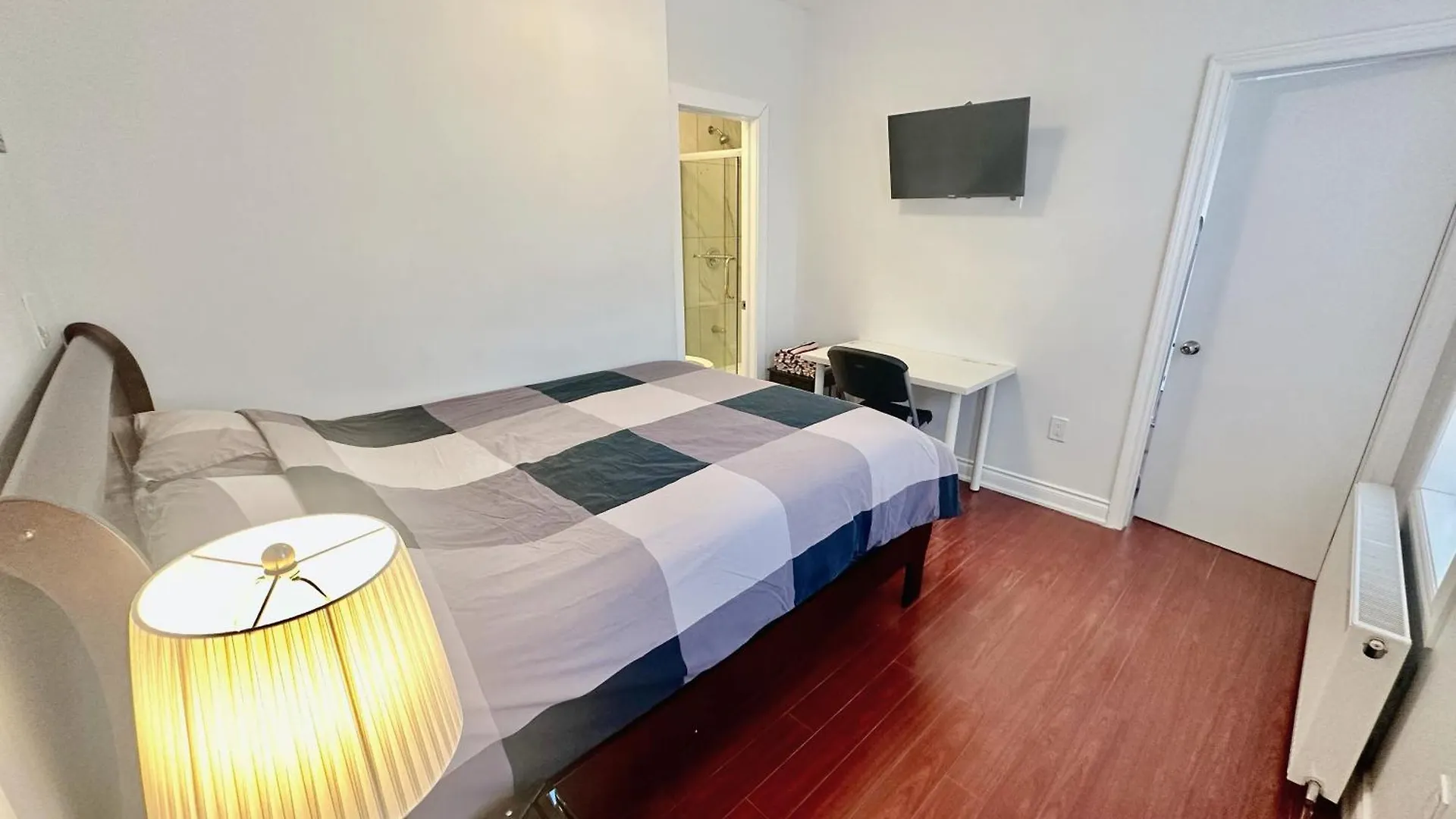 Downtown Toronto Private Suite With Ensuite Bath Separate Entrance 0*,  カナダ